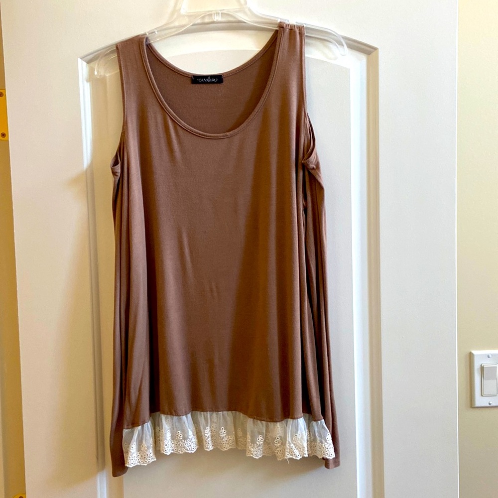 Cute cold shoulder top in size M